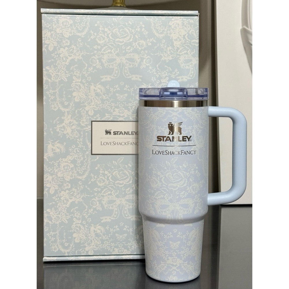 STANLEY‎ X LOVESHACKFANCY 30OZ QUENCHER PROTOUR, TOSCANA TOILE ALPINE BLUE